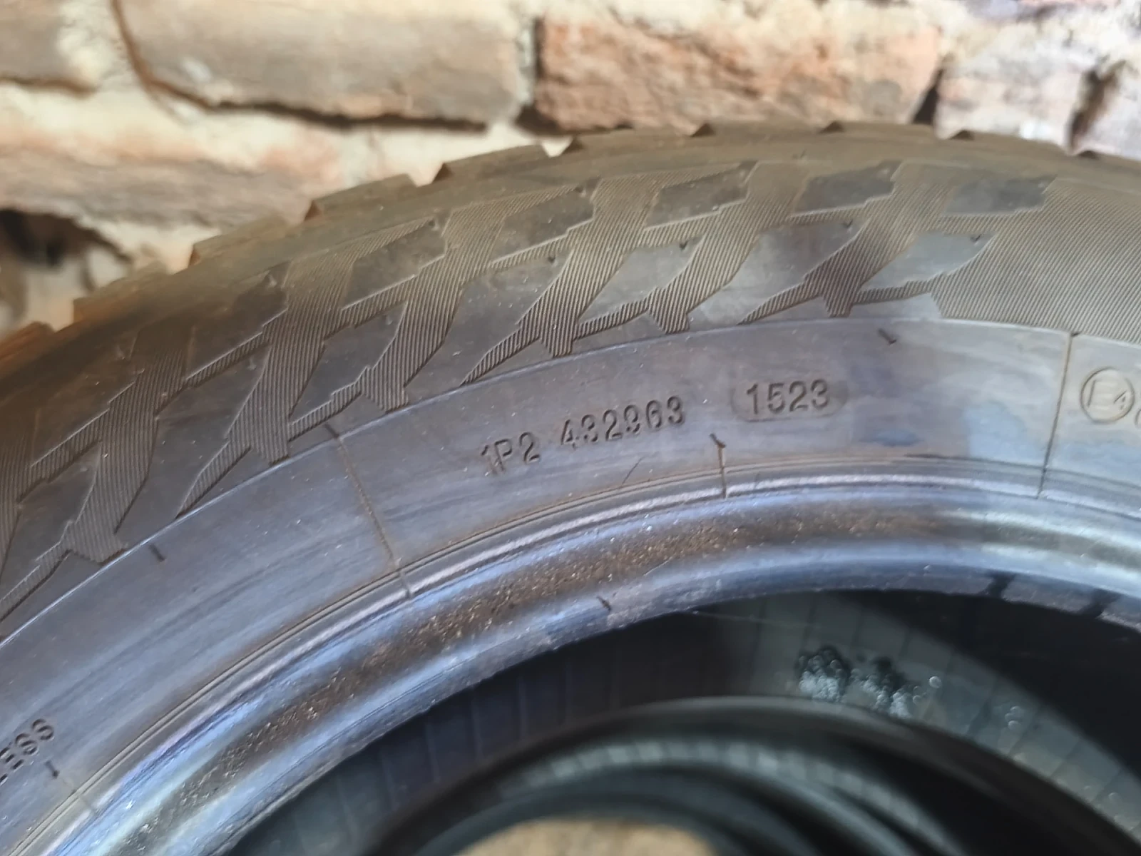 Гуми Зимни 205/60R16, снимка 3 - Гуми и джанти - 56006752
