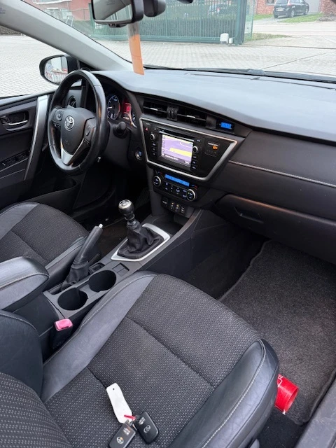Toyota Auris 1.6i Comfort, снимка 10 - Автомобили и джипове - 54042140