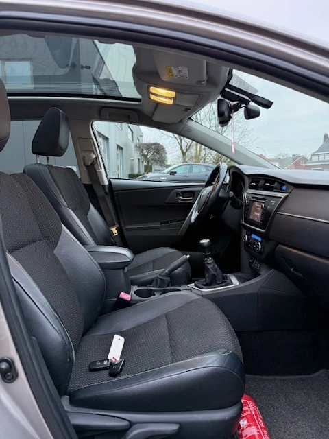 Toyota Auris 1.6i Comfort, снимка 9 - Автомобили и джипове - 54042140