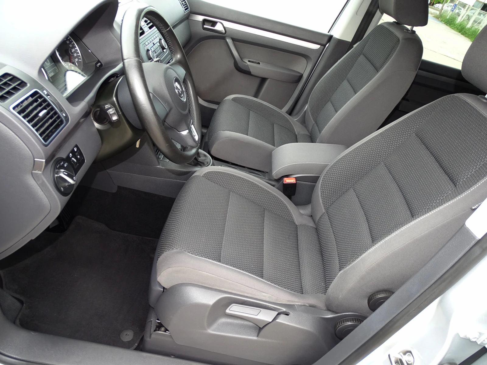 VW Touran 1.6TDI_7 Местен_Германия_* , снимка 9 - Автомобили и джипове - 54512810
