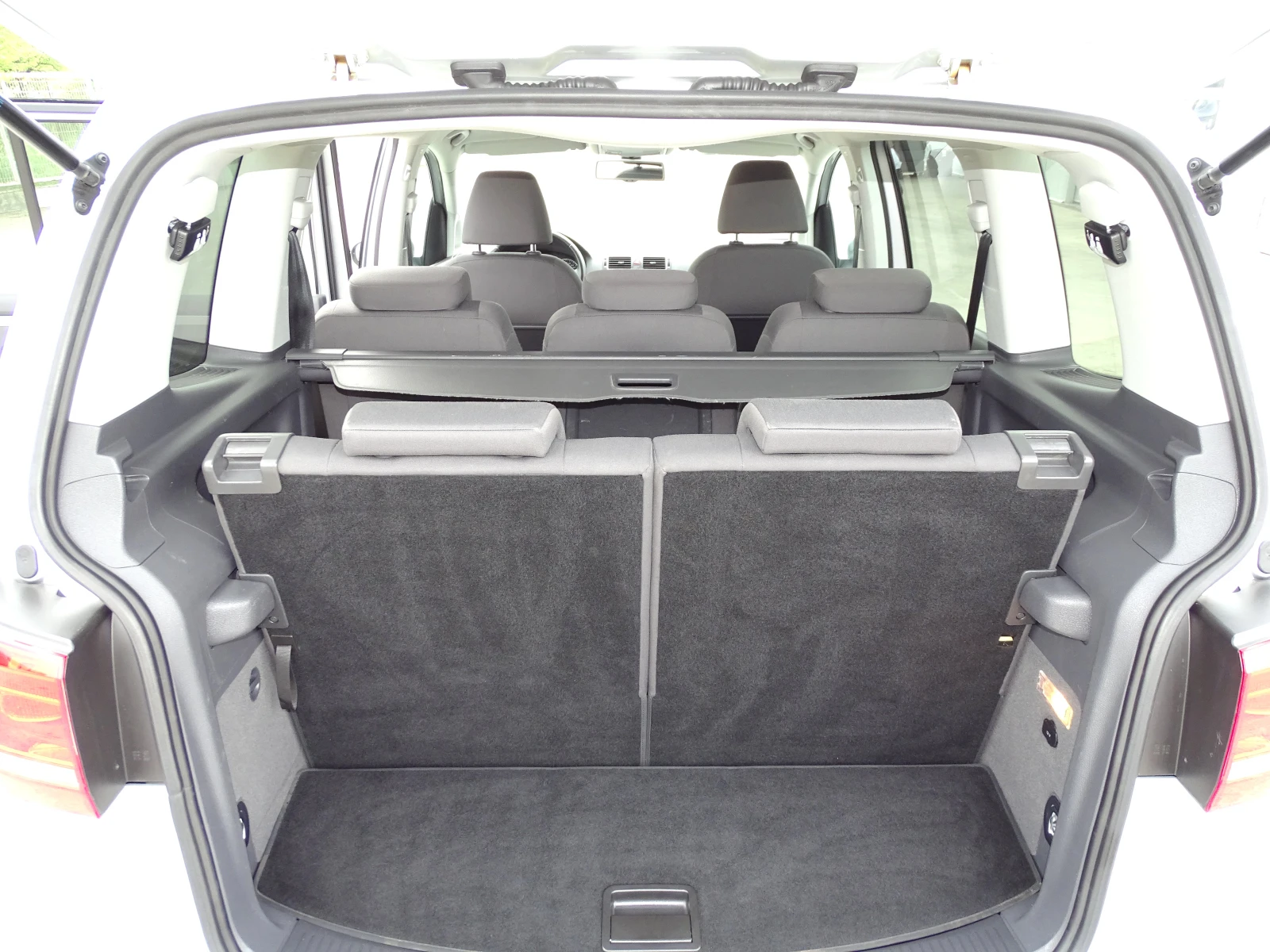 VW Touran 1.6TDI_7 Местен_Германия_* , снимка 15 - Автомобили и джипове - 54512810