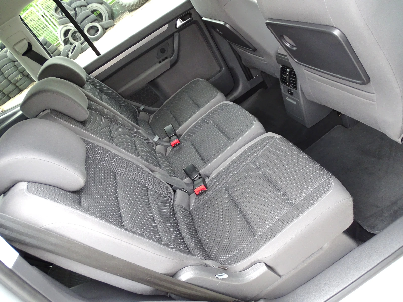 VW Touran 1.6TDI_7 Местен_Германия_* , снимка 13 - Автомобили и джипове - 54512810