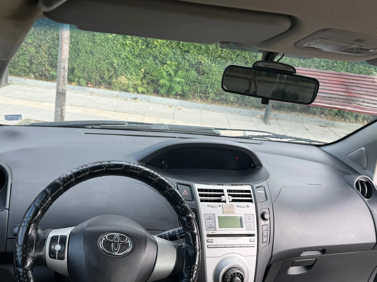 Toyota Yaris 1.33 VVT-I, снимка 9 - Автомобили и джипове - 55841780