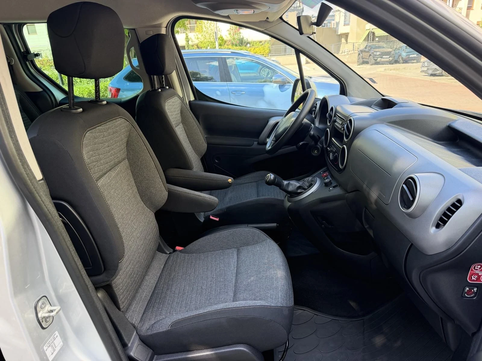 Citroen Berlingo 7 местна, снимка 4 - Автомобили и джипове - 56245658