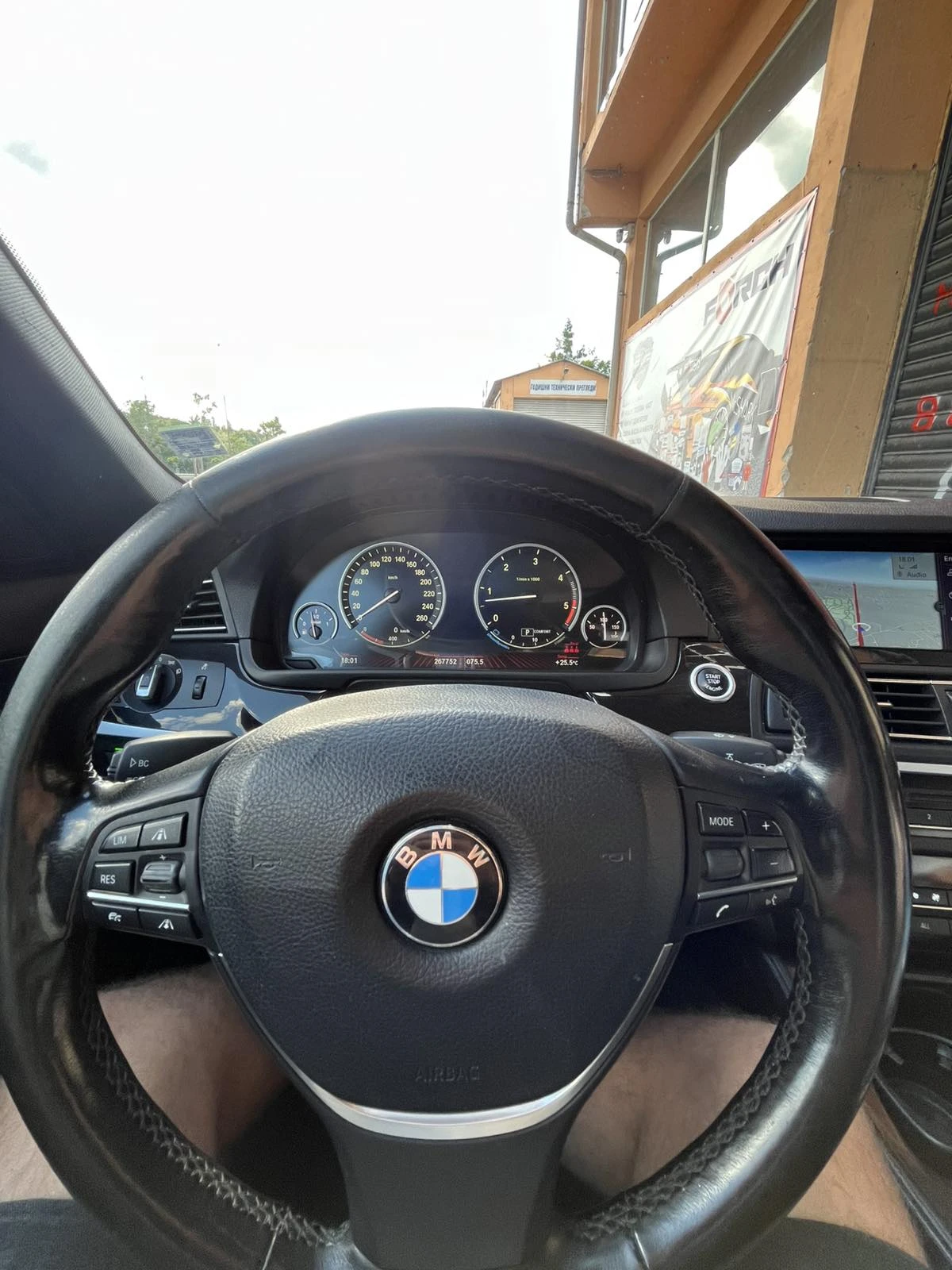 BMW 530 COMFORT/PANO/HEAD-UP/SOFTCLOSE/KEYLESS/DISTRONIC, снимка 11 - Автомобили и джипове - 54741246