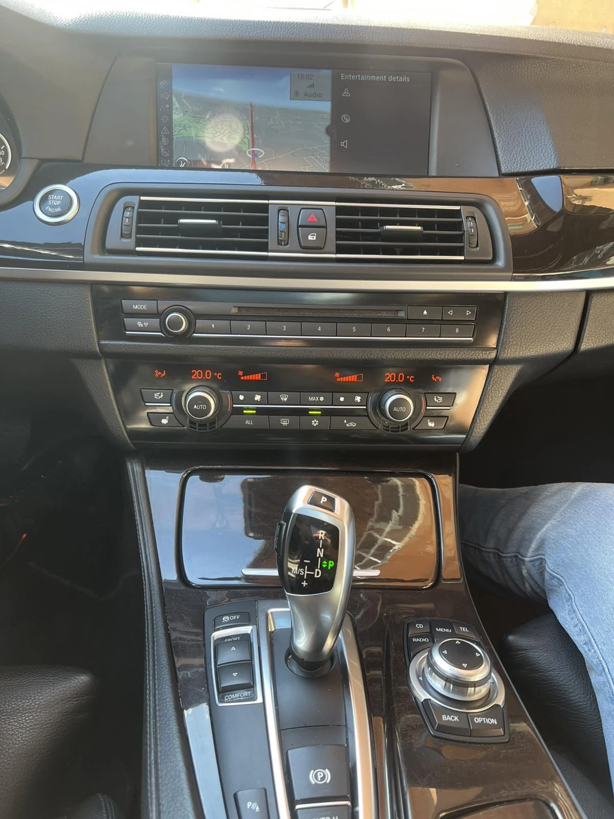 BMW 530 COMFORT/PANO/HEAD-UP/SOFTCLOSE/KEYLESS/DISTRONIC, снимка 12 - Автомобили и джипове - 54741246