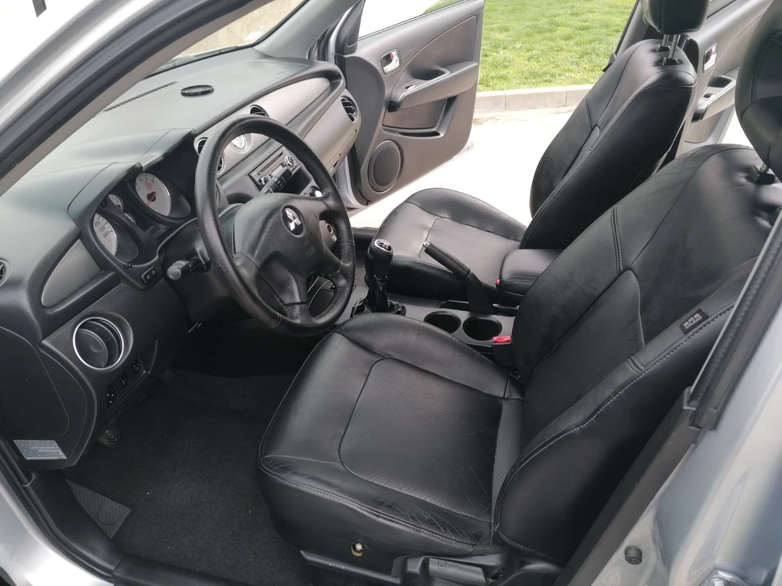 Mitsubishi Outlander 2.4 AWD Шейцария - изображение 8