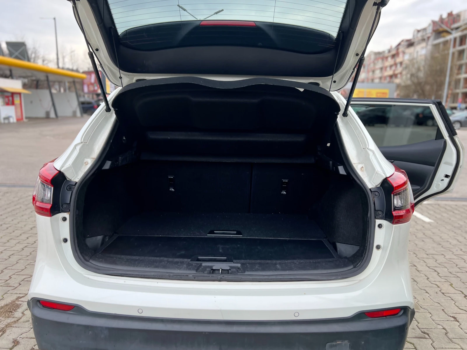 Nissan Qashqai, снимка 15 - Автомобили и джипове - 53469689