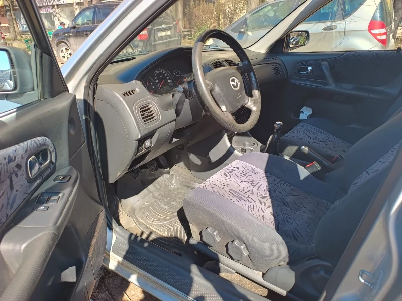 Mazda 323, снимка 11 - Автомобили и джипове - 49387911