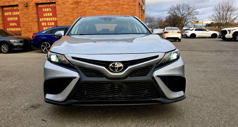 Toyota Camry SE 2.5i * АвтоКредит* Чист CARFAX* (ЦЕНА ДО БГ), снимка 2 - Автомобили и джипове - 52569637