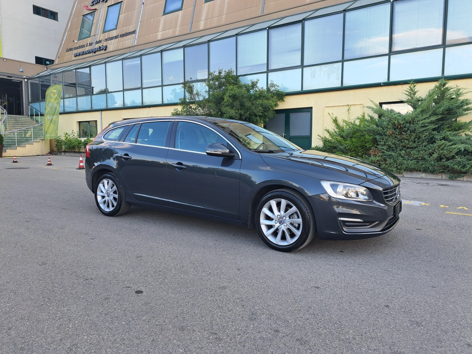 Volvo V60 2.0d* MOMENTUM* ИТАЛИЯ* TOP* , снимка 4 - Автомобили и джипове - 30086544