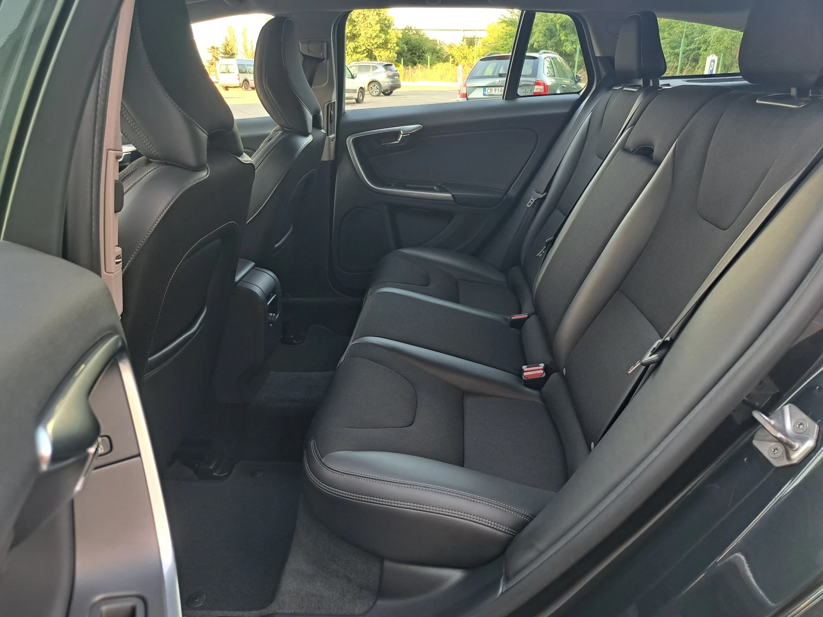 Volvo V60 2.0d* MOMENTUM* ИТАЛИЯ* TOP* , снимка 12 - Автомобили и джипове - 30086544