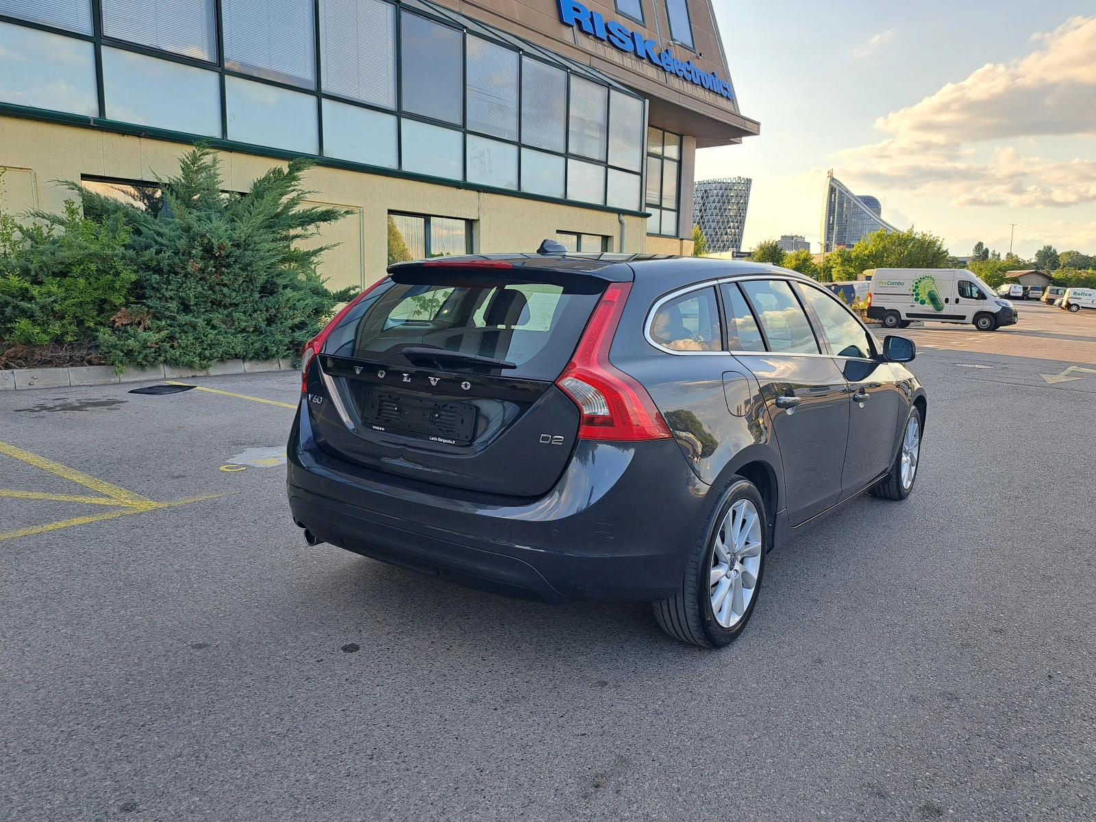 Volvo V60 2.0d* MOMENTUM* ИТАЛИЯ* TOP* , снимка 5 - Автомобили и джипове - 30086544