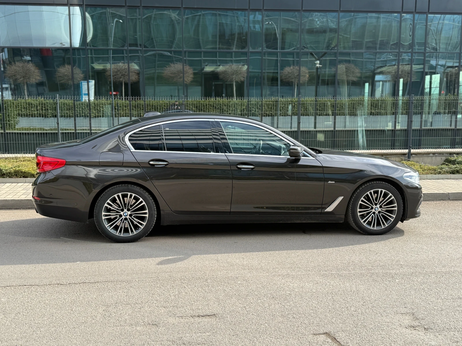 BMW 530 d xDrive AdaptiveLED // Harman-Kardon, снимка 6 - Автомобили и джипове - 53773934