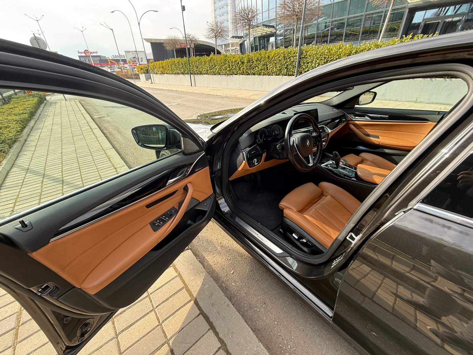 BMW 530 d xDrive AdaptiveLED // Harman-Kardon, снимка 8 - Автомобили и джипове - 53773934