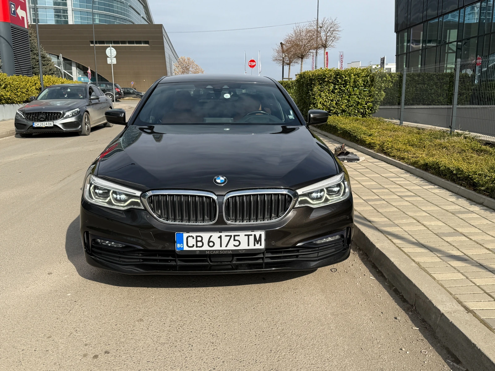 BMW 530 d xDrive AdaptiveLED // Harman-Kardon, снимка 2 - Автомобили и джипове - 53773934