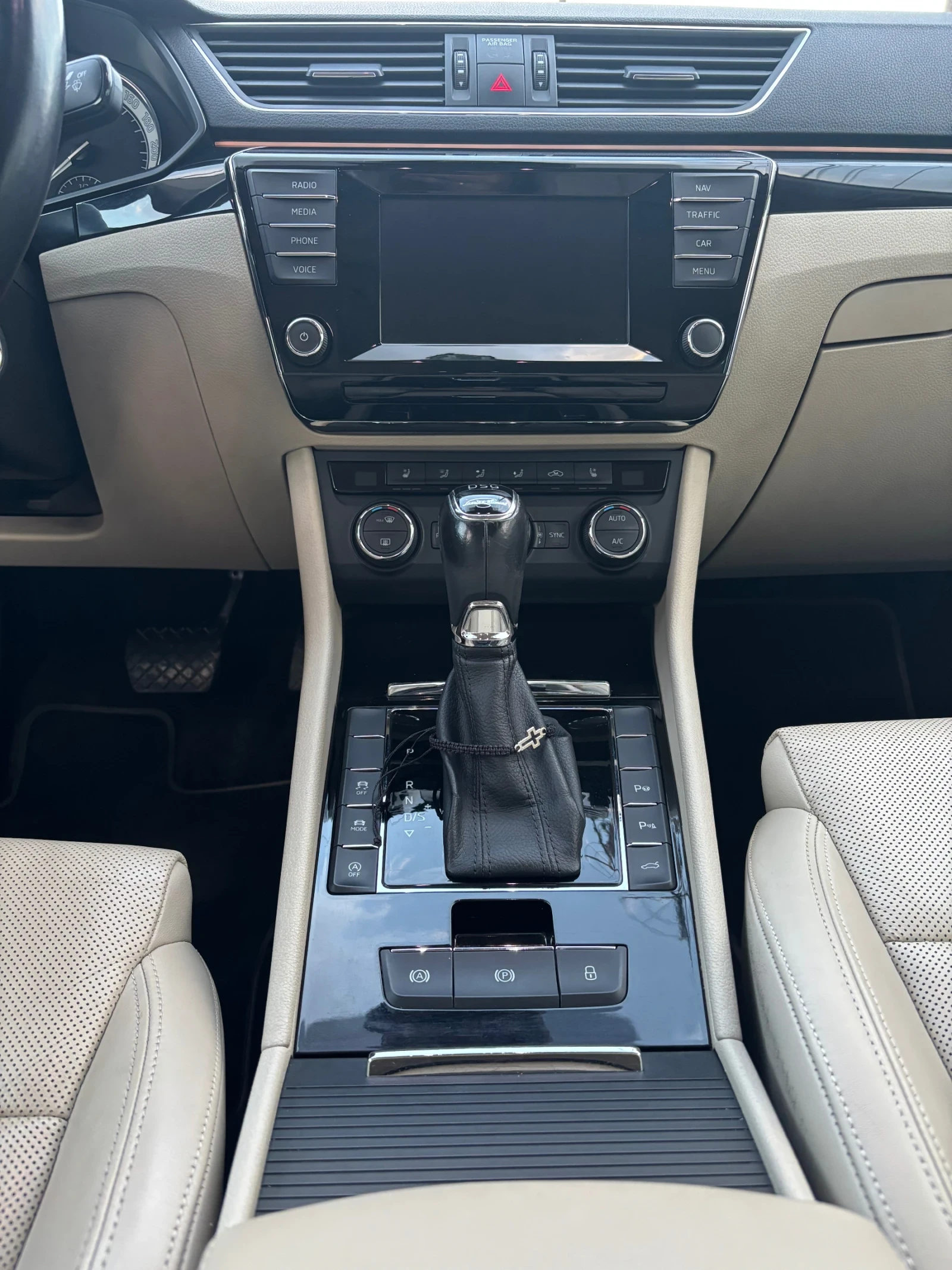 Skoda Superb Laurin & Klement  4x4, снимка 11 - Автомобили и джипове - 54973844