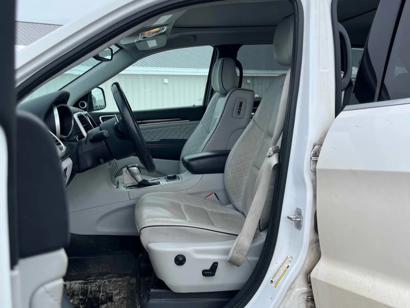Jeep Grand cherokee * Summit * CARFAX * БЕЗ ПЪРВОНАЧАЛНА ВНОСКА, снимка 13 - Автомобили и джипове - 53057393