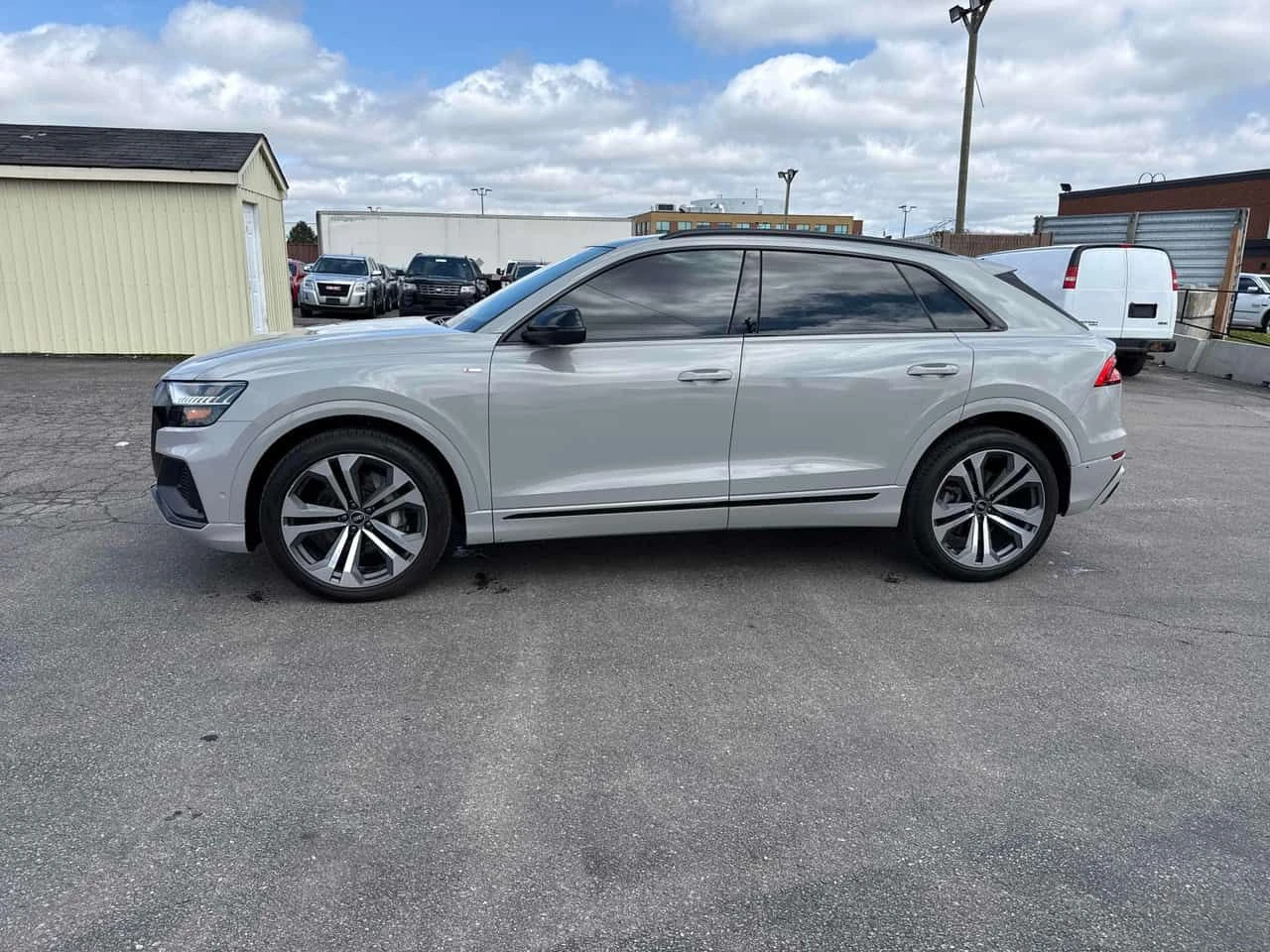 Audi Q8 * Technik * B&O * PANO * ОБДУХВАНЕ *  360 * CARFAX, снимка 2 - Автомобили и джипове - 54556753