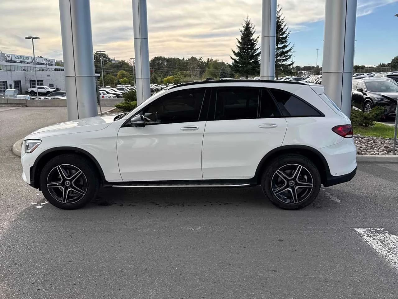 Mercedes-Benz GLC 300 4MATIC | CARFAX | БЕЗ ИНЦИДЕНТИ , снимка 3 - Автомобили и джипове - 56332841