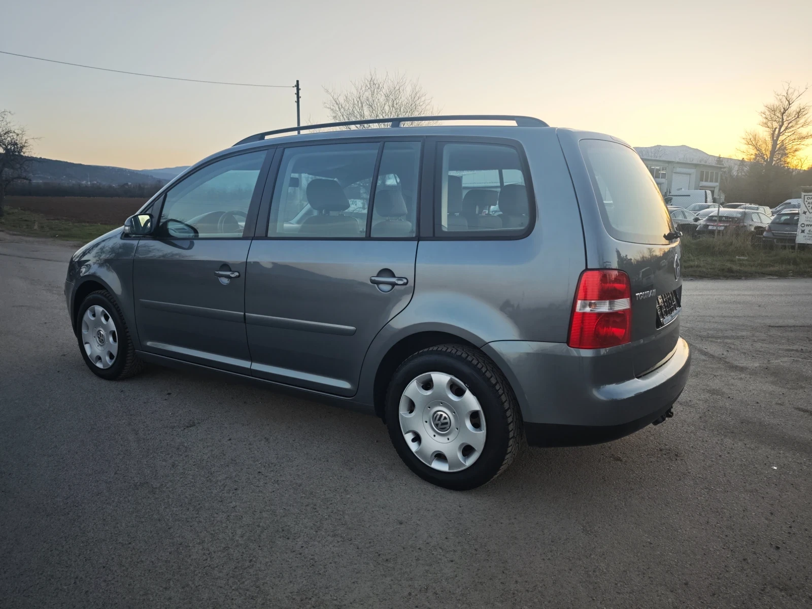 VW Touran 1.9TDI-HIGHLINE, снимка 4 - Автомобили и джипове - 53836006