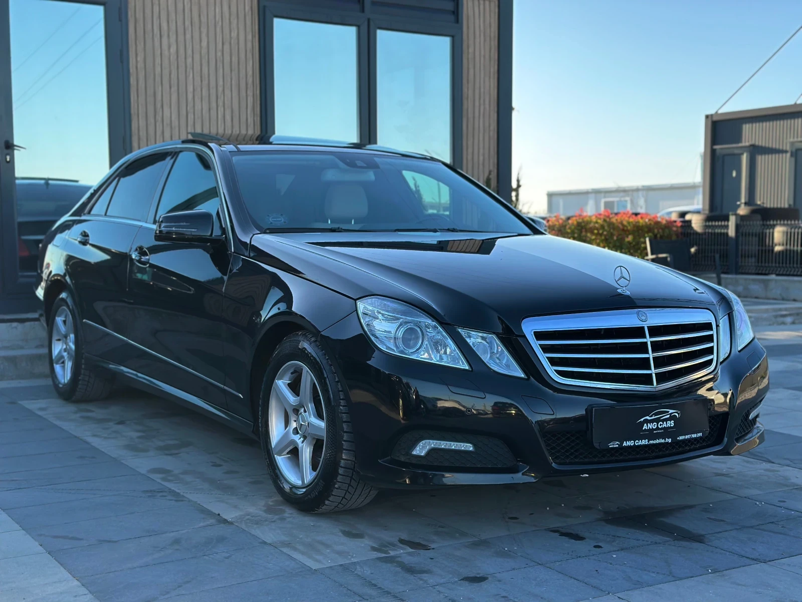 Mercedes-Benz E 350 * Панорама* BlindSpot* LineAssist* , снимка 2 - Автомобили и джипове - 54140746