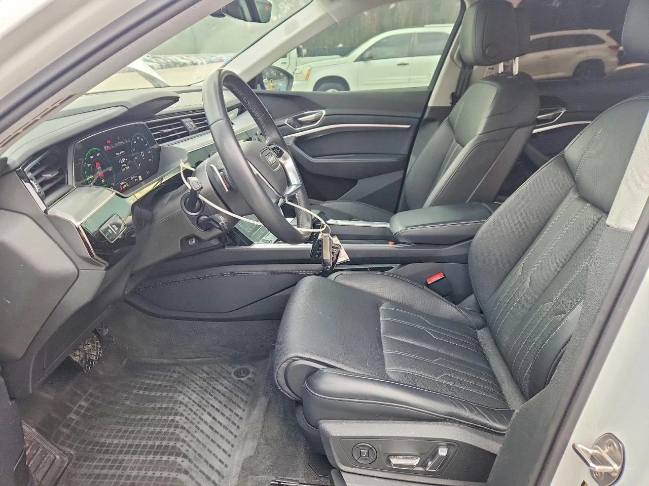 Audi Q8 E-Tron Prestige, снимка 7 - Автомобили и джипове - 54072467