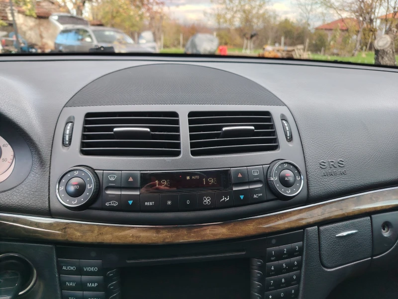 Mercedes-Benz E 320, снимка 11 - Автомобили и джипове - 53403731