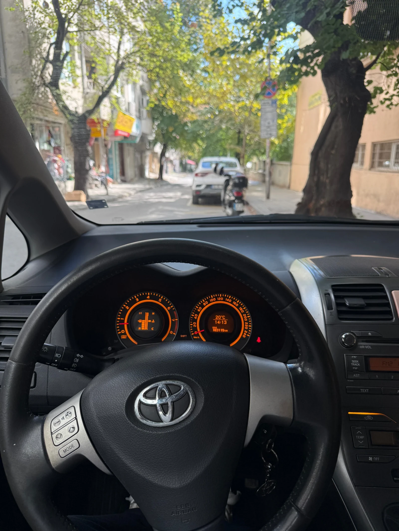 Toyota Auris, снимка 9 - Автомобили и джипове - 56313064