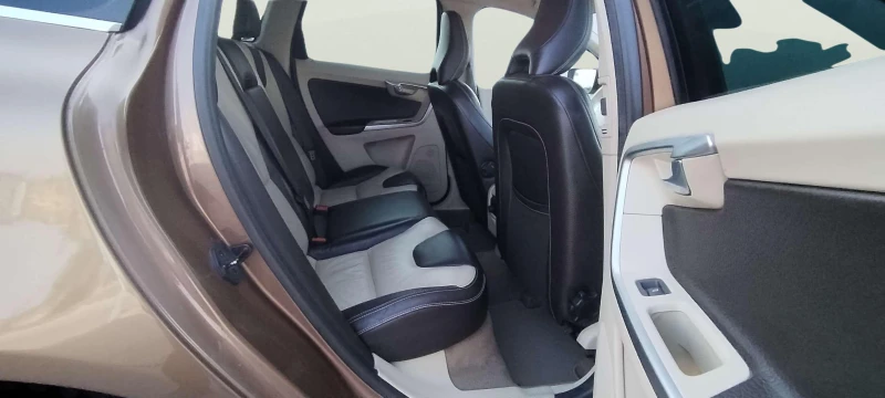 Volvo XC60 2.4 D5, снимка 10 - Автомобили и джипове - 51312563