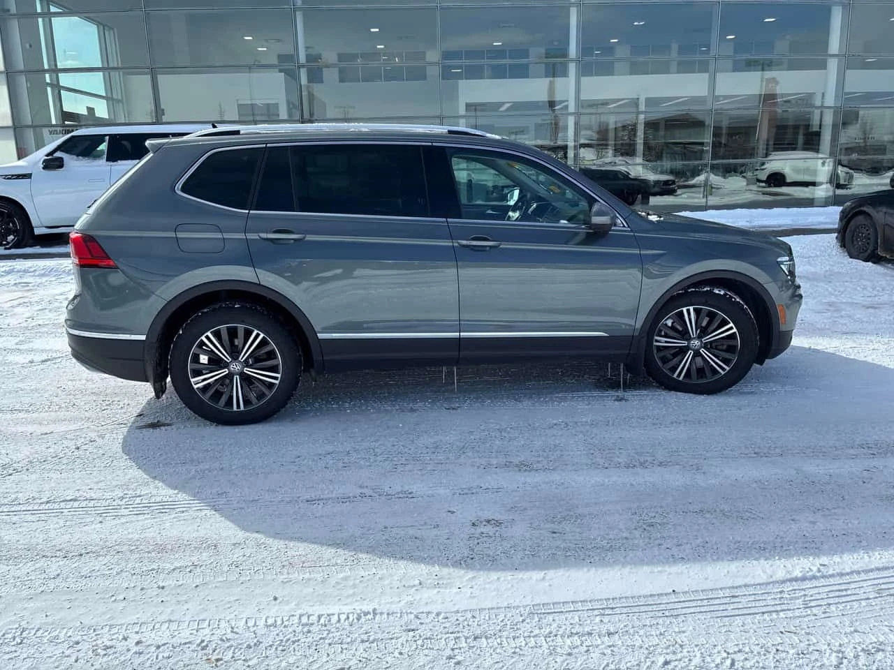 VW Tiguan HIGHLINE/CARFAX/ПОДГЕВ/ПАНО/ДИГ.КМ./КЛИП/+ ГУМИ, снимка 4 - Автомобили и джипове - 54034250