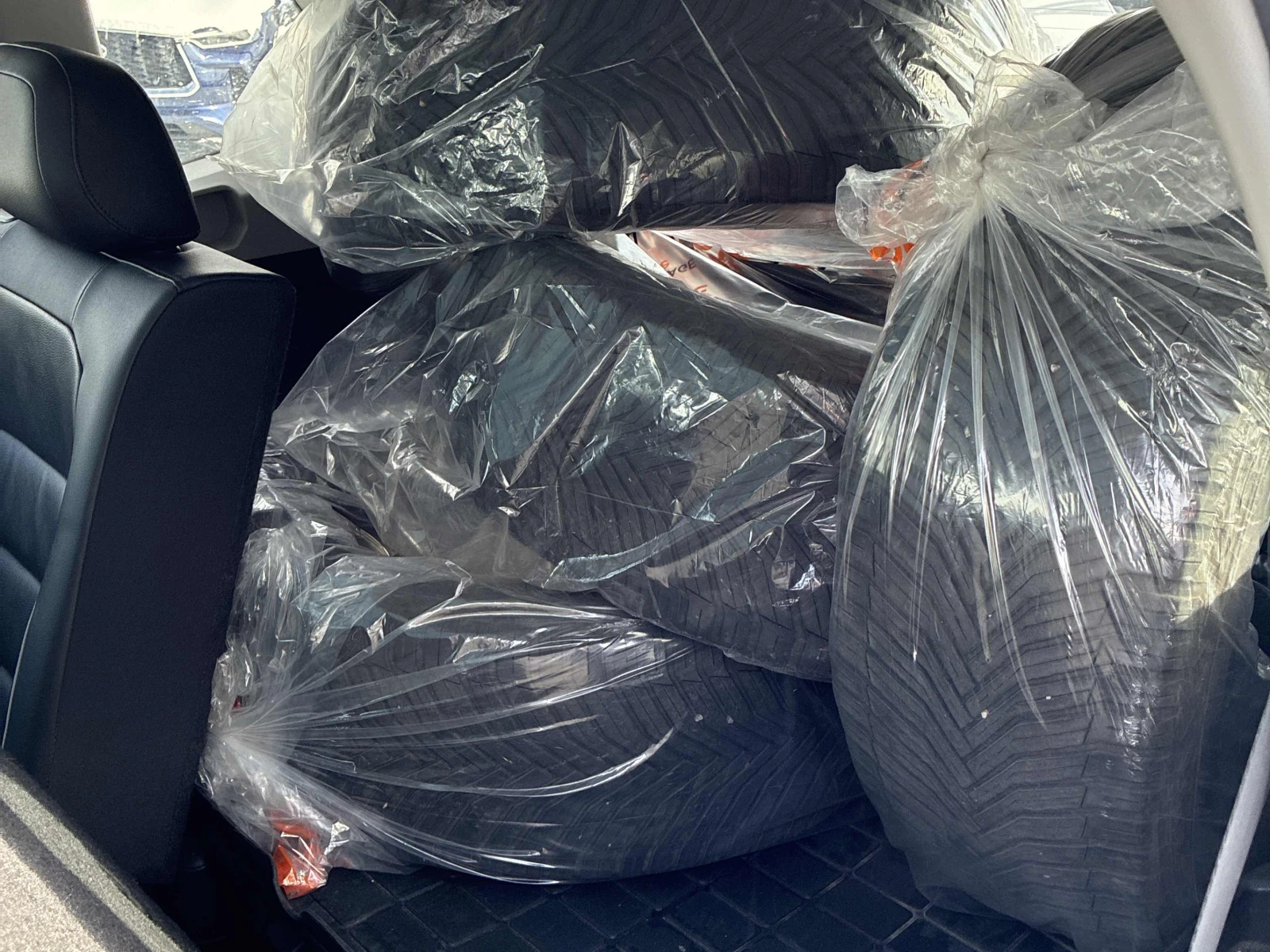 VW Tiguan HIGHLINE/CARFAX/ПОДГЕВ/ПАНО/ДИГ.КМ./КЛИП/+ ГУМИ, снимка 16 - Автомобили и джипове - 54034250