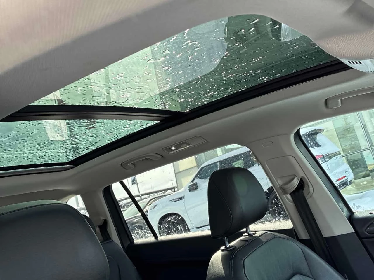 VW Tiguan HIGHLINE/CARFAX/ПОДГЕВ/ПАНО/ДИГ.КМ./КЛИП/+ ГУМИ, снимка 8 - Автомобили и джипове - 54034250