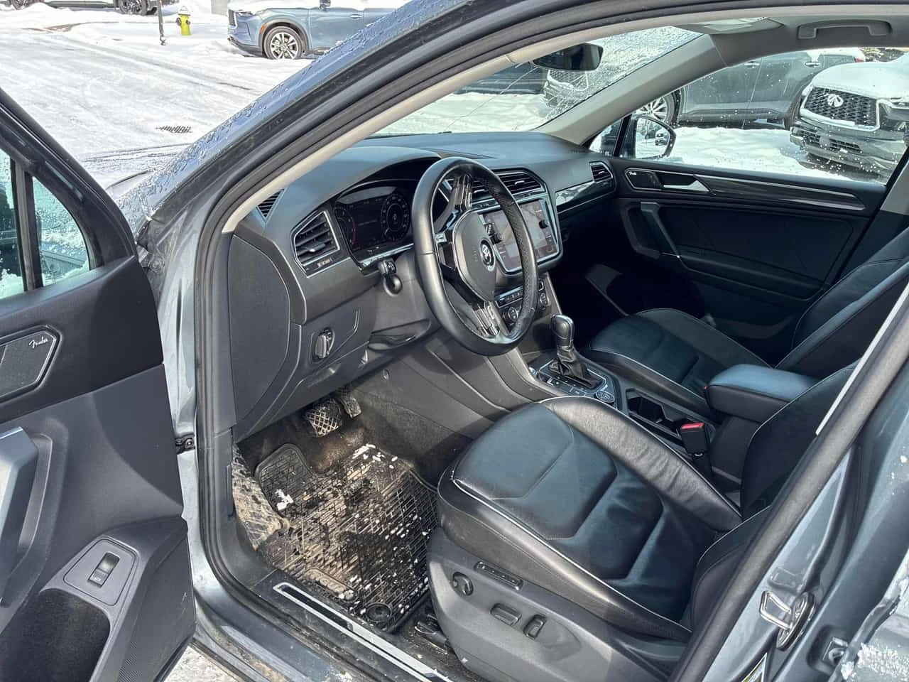VW Tiguan HIGHLINE/CARFAX/ПОДГЕВ/ПАНО/ДИГ.КМ./КЛИП/+ ГУМИ, снимка 6 - Автомобили и джипове - 54034250