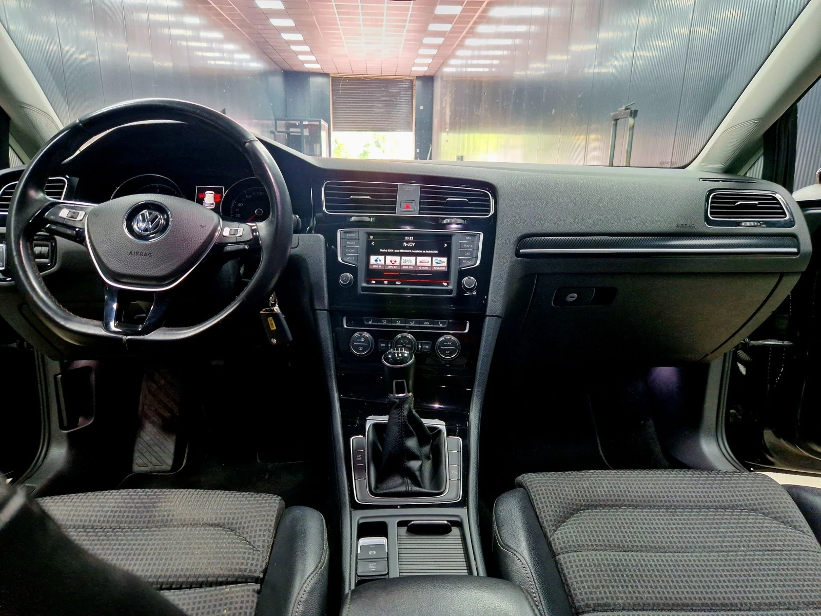 VW Golf VII 1.6 TDI Carat Bluemotion Tech, снимка 12 - Автомобили и джипове - 54747557