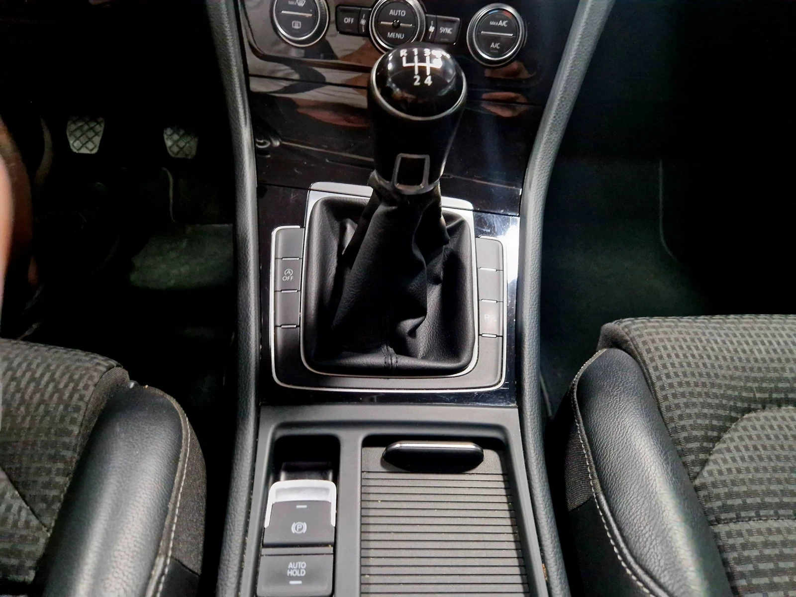 VW Golf VII 1.6 TDI Carat Bluemotion Tech, снимка 15 - Автомобили и джипове - 54747557