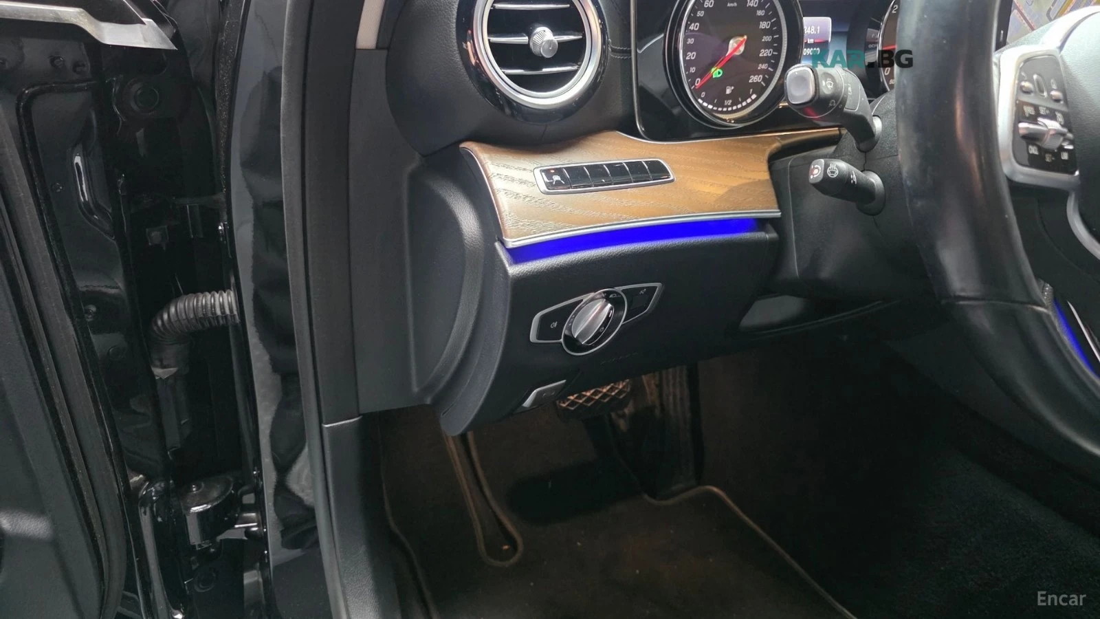 Mercedes-Benz E 220 4MATIC* EXCLUSIVE* ПОДГРЕВ* ОБДУХВ* BURMASTER* PAN, снимка 14 - Автомобили и джипове - 54934523