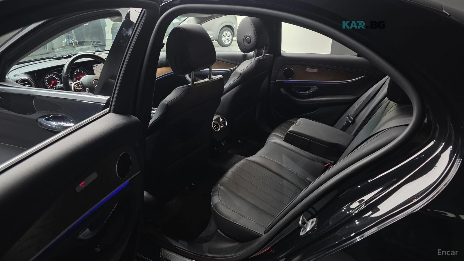 Mercedes-Benz E 220 4MATIC* EXCLUSIVE* ПОДГРЕВ* ОБДУХВ* BURMASTER* PAN, снимка 10 - Автомобили и джипове - 54934523
