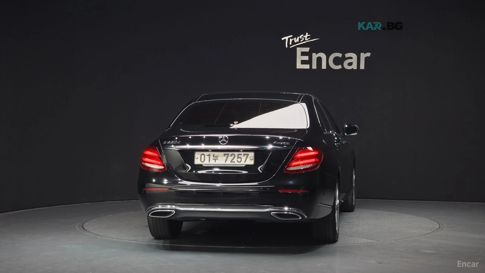 Mercedes-Benz E 220 4MATIC* EXCLUSIVE* ПОДГРЕВ* ОБДУХВ* BURMASTER* PAN, снимка 4 - Автомобили и джипове - 54934523