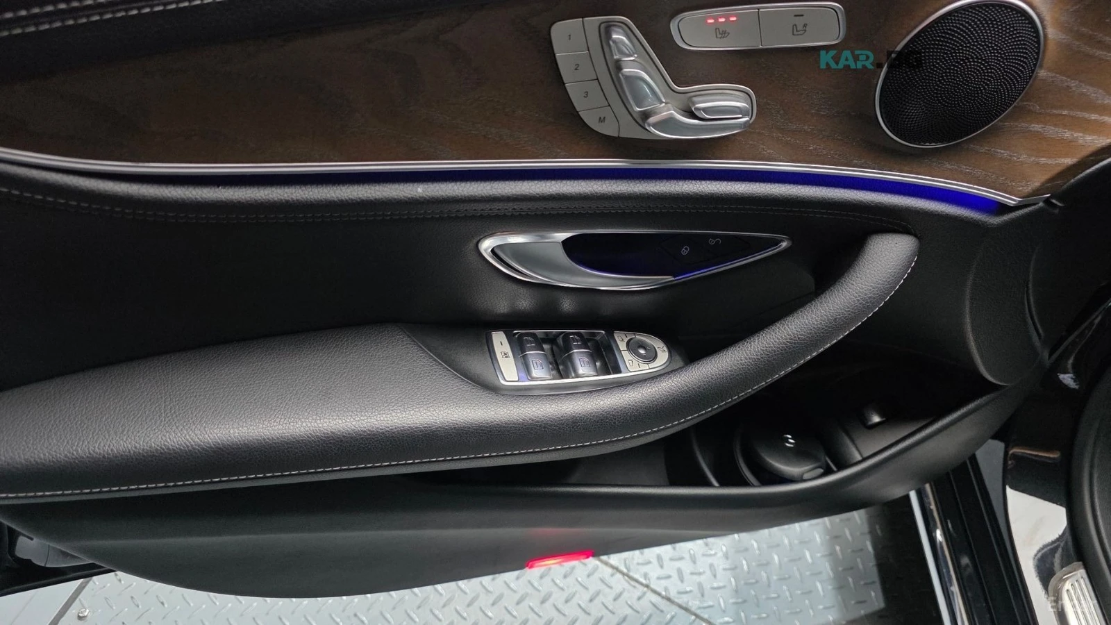 Mercedes-Benz E 220 4MATIC* EXCLUSIVE* ПОДГРЕВ* ОБДУХВ* BURMASTER* PAN, снимка 13 - Автомобили и джипове - 54934523