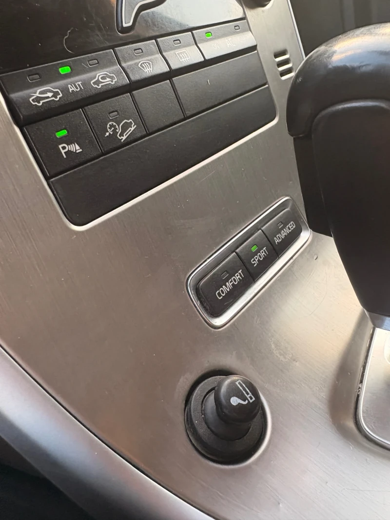 Volvo XC60 D5 AWD 205к.с four-c  адаптивно окачване, снимка 9 - Автомобили и джипове - 52555436