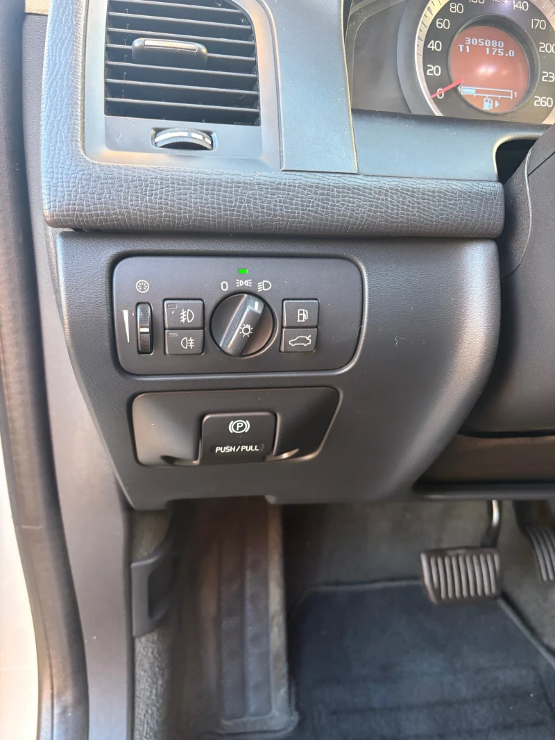 Volvo XC60 D5 AWD 205к.с four-c  адаптивно окачване, снимка 8 - Автомобили и джипове - 52555436