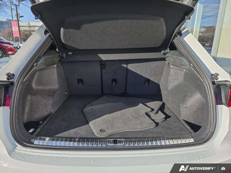 Audi Q3 * Progressiv | Apple CarPlay | Leather | Moonroof , снимка 14 - Автомобили и джипове - 53526231