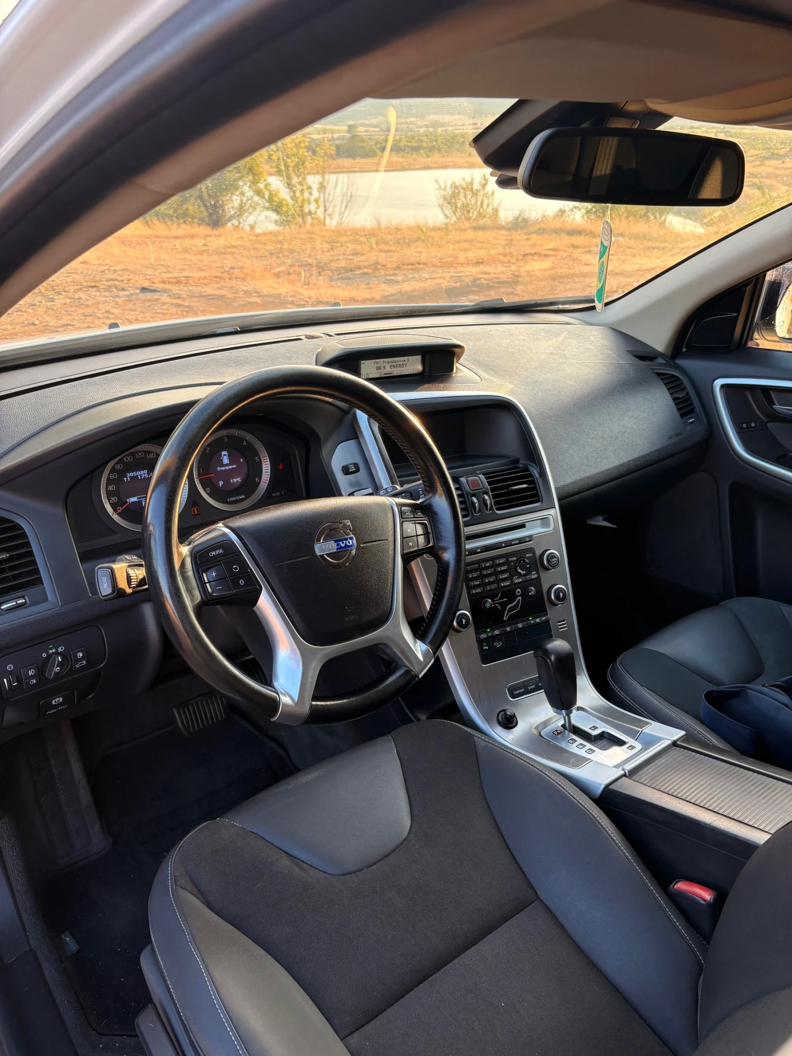 Volvo XC60 D5 AWD 205к.с four-c  адаптивно окачване - изображение 6