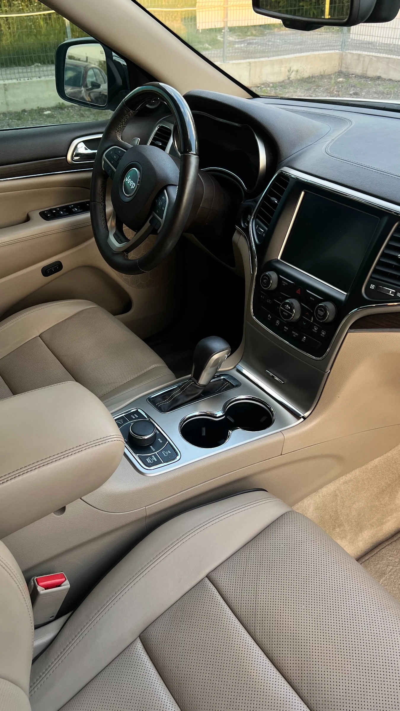 Jeep Grand cherokee OVERLAND, снимка 12 - Автомобили и джипове - 55053162