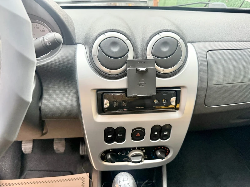 Dacia Sandero 1.4 MPI ТОП!!!, снимка 8 - Автомобили и джипове - 53223769