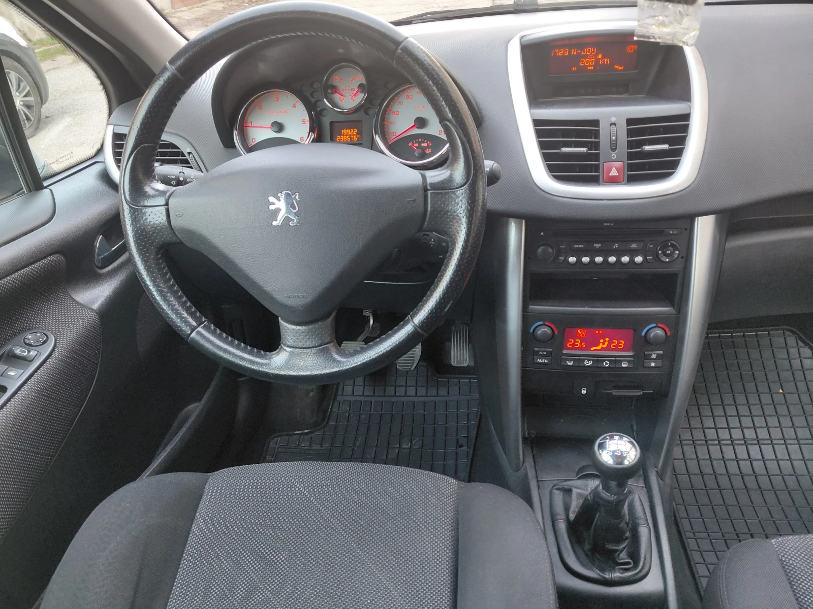 Peugeot 207 1.6 HDI, снимка 13 - Автомобили и джипове - 53736817