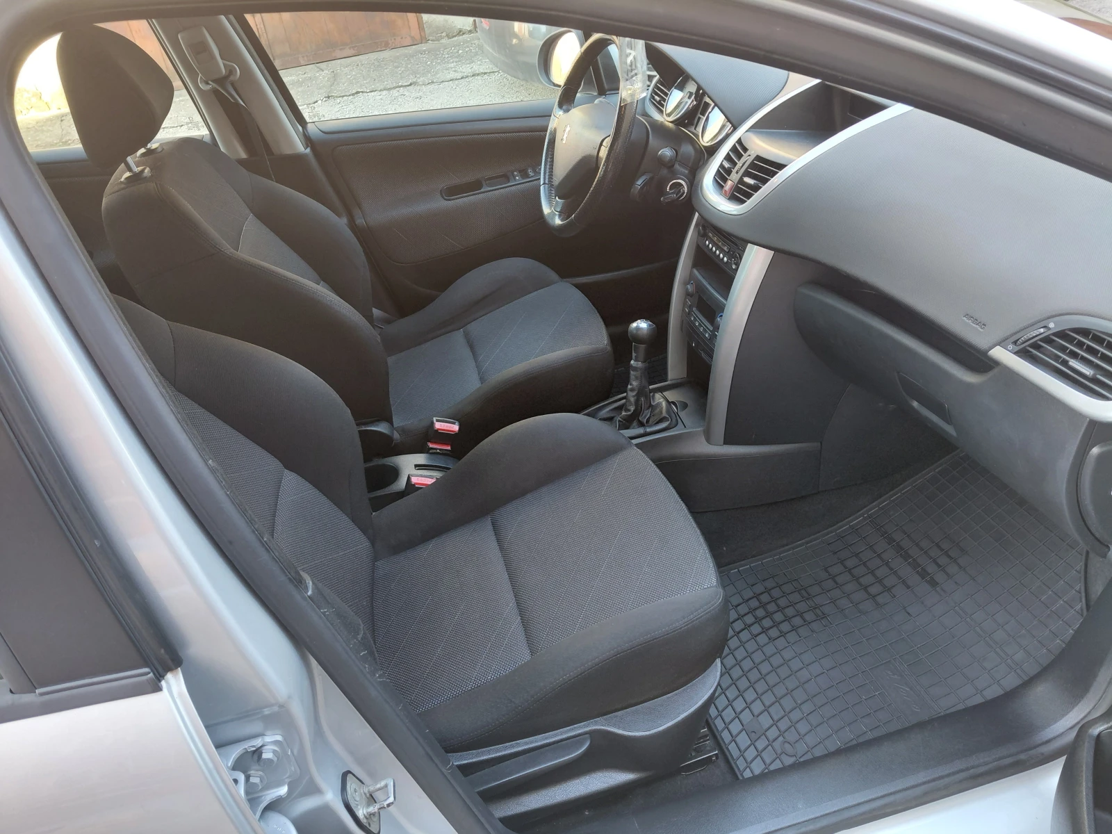 Peugeot 207 1.6 HDI, снимка 11 - Автомобили и джипове - 53736817