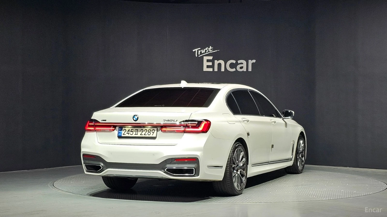 BMW 740 Li* XDRIVE* MSPORT* DISTRONIC* 360* МАСАЖИ* ОБДУХ*, снимка 3 - Автомобили и джипове - 55623093