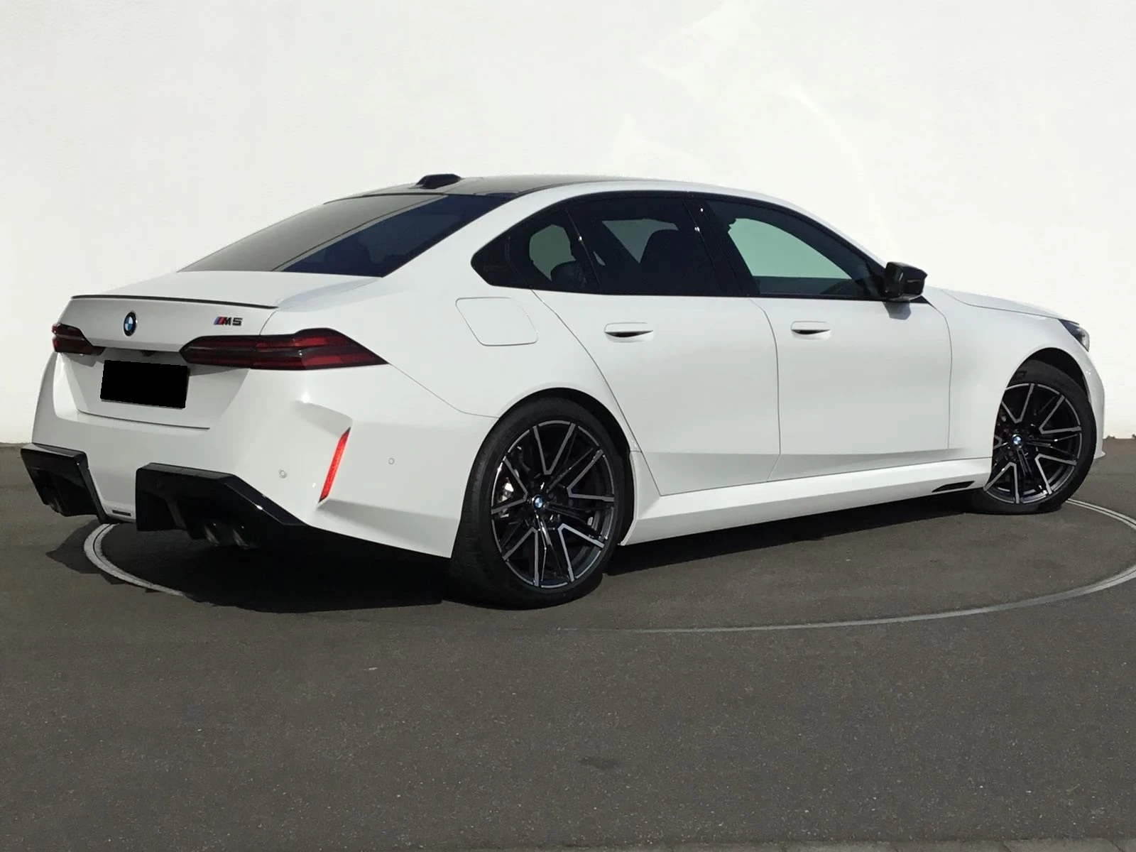 BMW M5 xDrive/INDIVIDUAL/B&W/ICONIC GLOW/PANO/360/HUD/, снимка 5 - Автомобили и джипове - 55889448